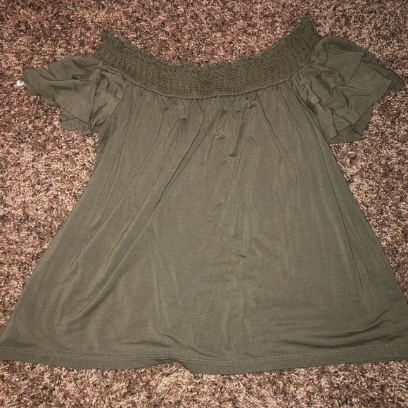 Soft & sexy off the shoulder - Picture 2 of 3